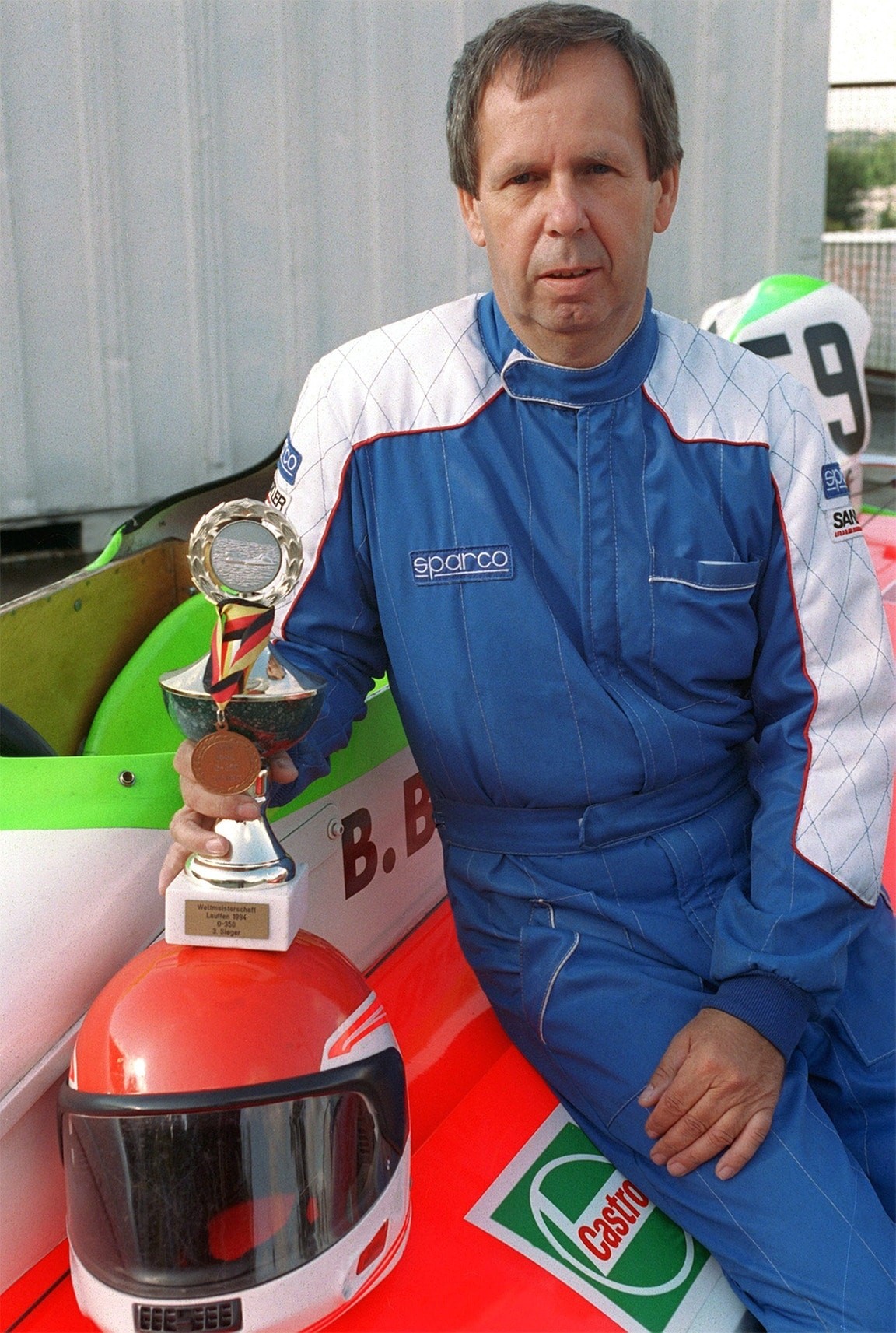 Motorboot-Rennsportler Bernd Beckhusen mit Pokal